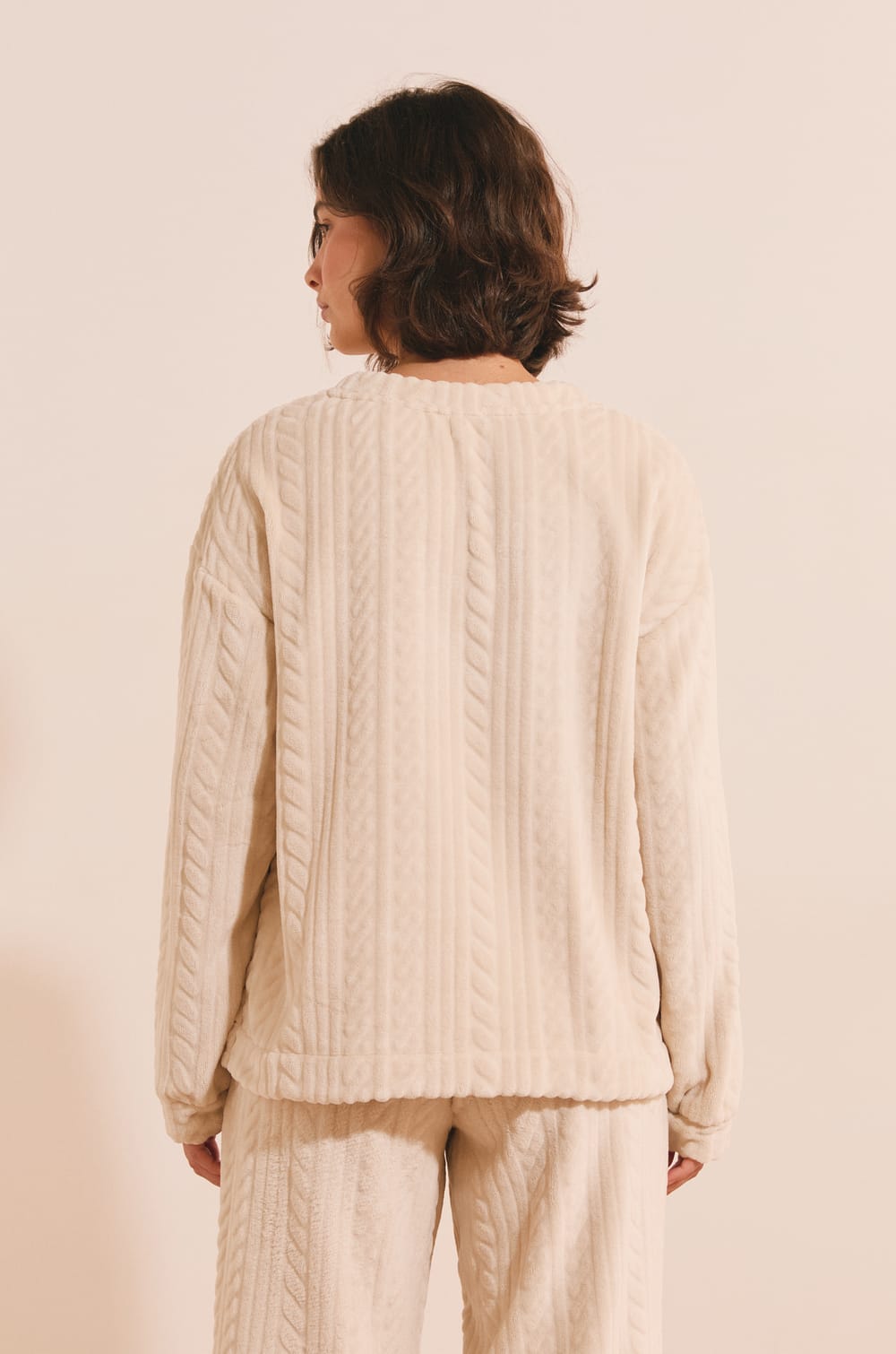 Pull col rond avec motifs tress&eacute;s;${refinementColor}