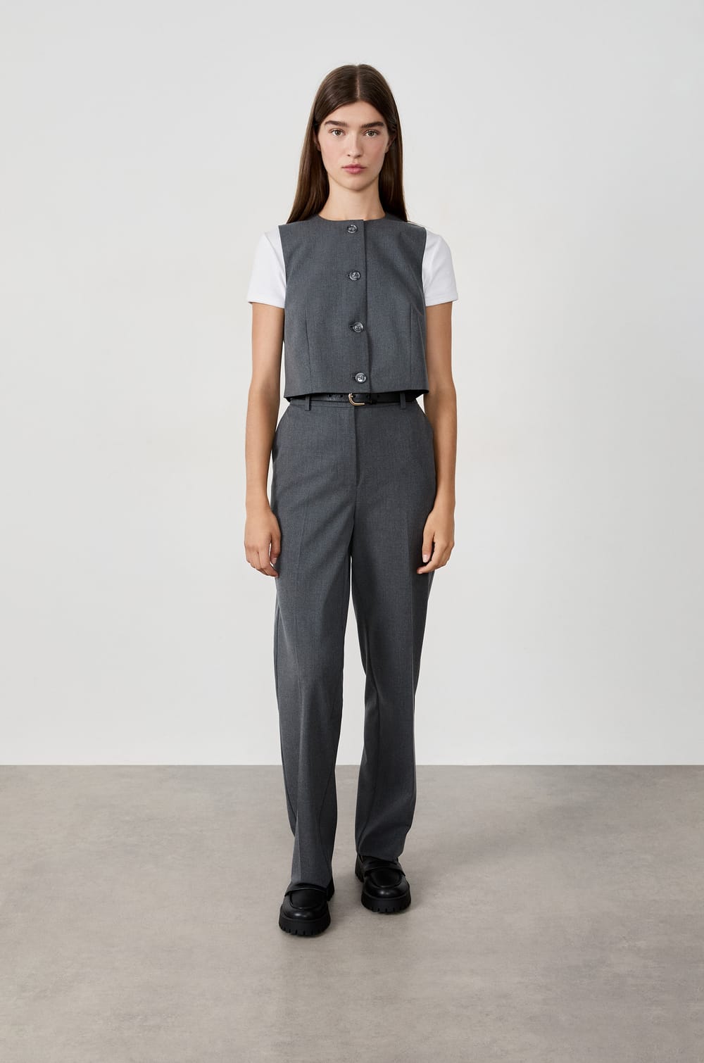 Short sleeveless cardigan;${refinementColor}