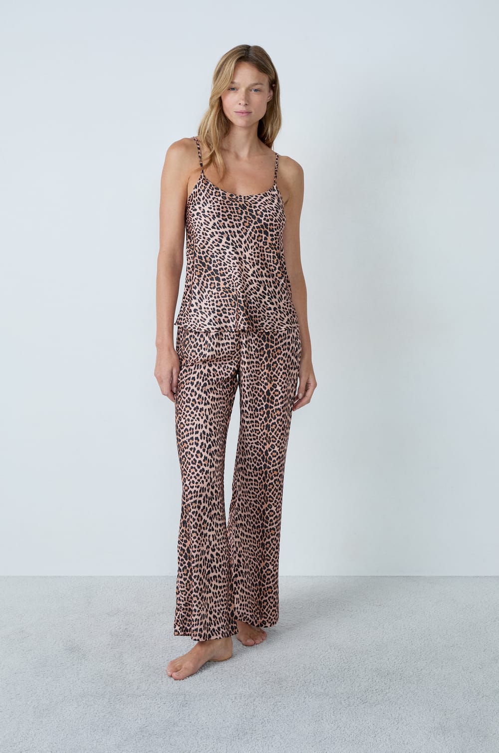 Blusa de pijama satinada estampado leopardo;${refinementColor}