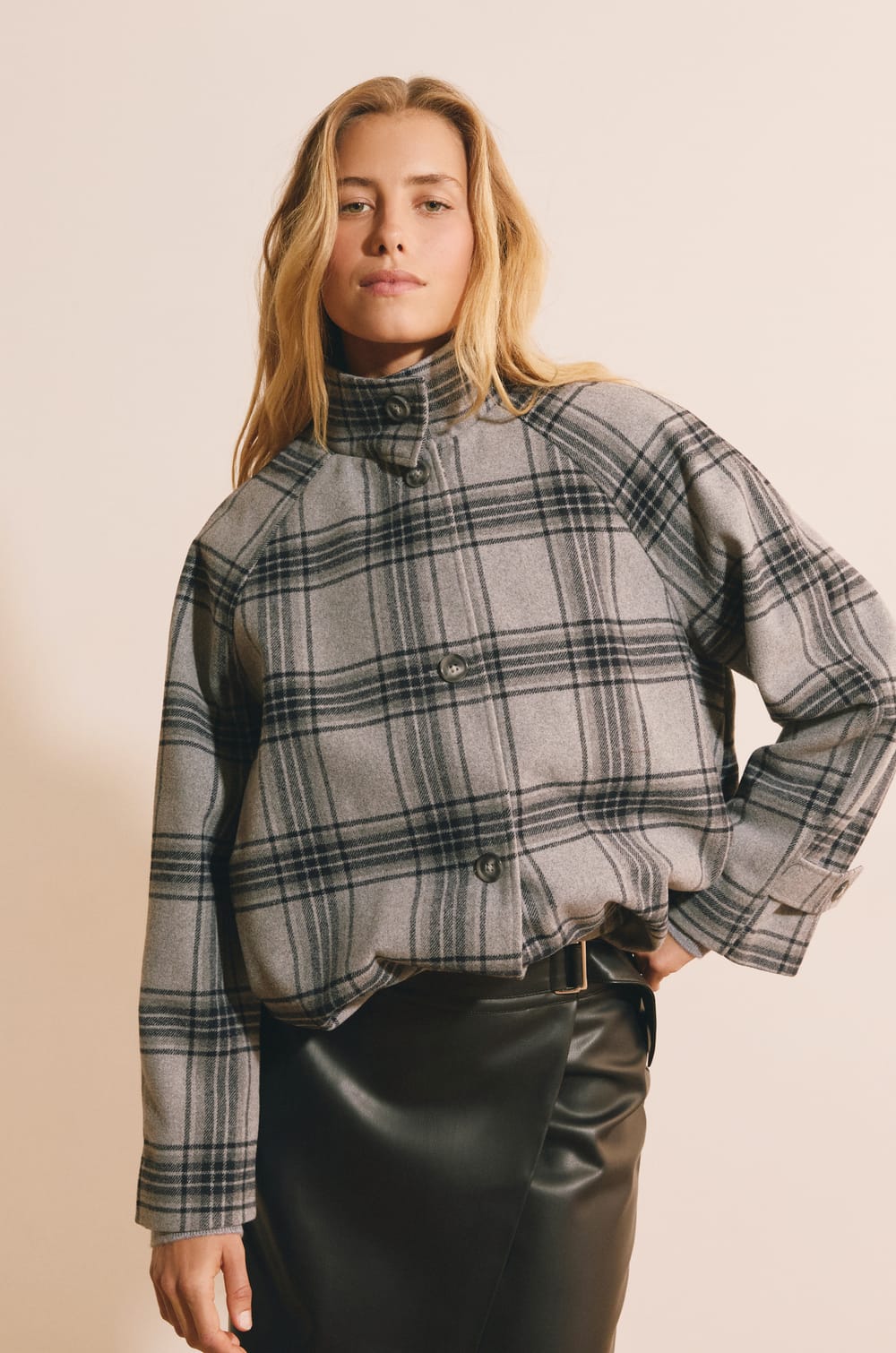 Manteau court &agrave; carreaux;${refinementColor}