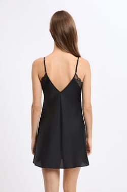 Nuisette satinée avec détails dentelle;${refinementColor}