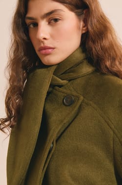 Manteau court avec &eacute;charpe int&eacute;gr&eacute;e et laine;${refinementColor}