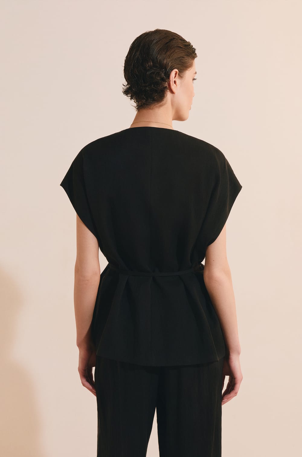 Veste kimono sans manches;${refinementColor}