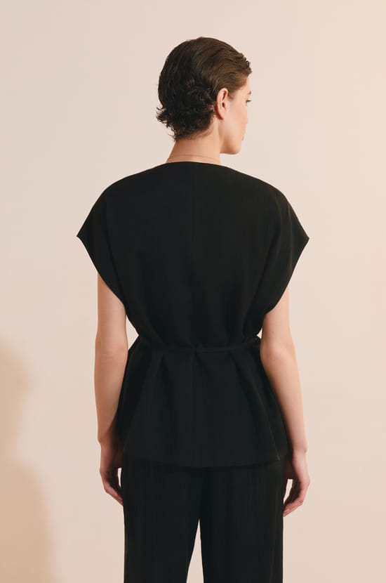 Veste kimono sans manches;${refinementColor}