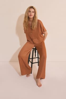 Pantalon satin&eacute; coupe large;${refinementColor}