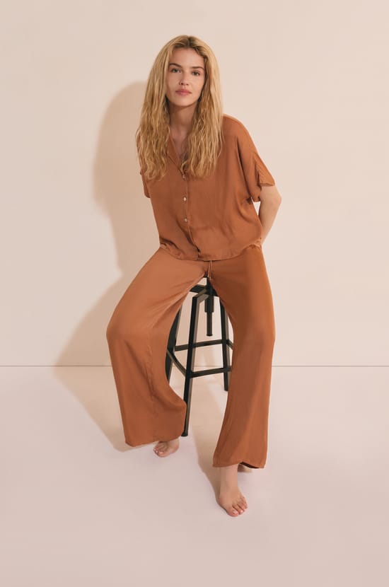 Pantalon satin&eacute; coupe large;${refinementColor}