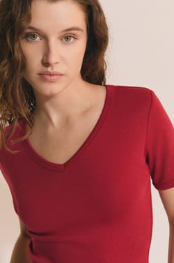 T-shirt &agrave; col V avec coton modal;${refinementColor}