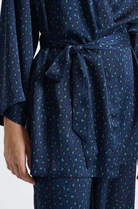 Satin Robe;${refinementColor}