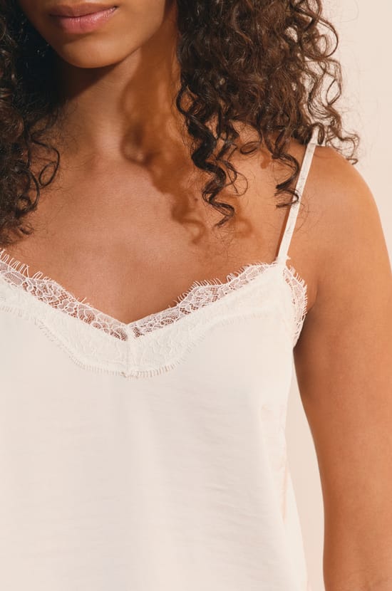 Caraco avec d&eacute;tails dentelle;${refinementColor}