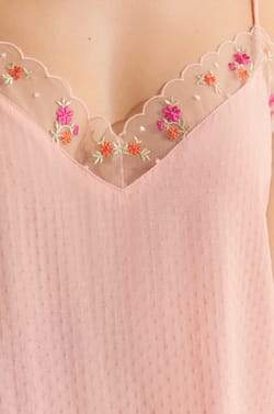 Caraco avec d&eacute;tails en dentelle fleuris;${refinementColor}