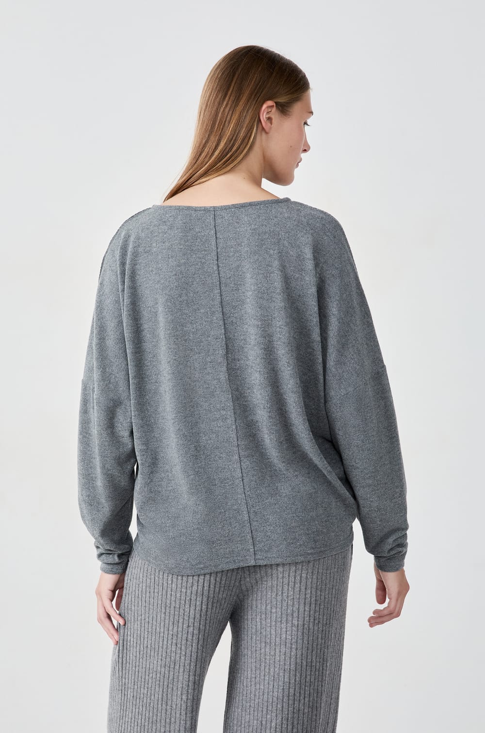 Su&eacute;ter cuello en V;${refinementColor}