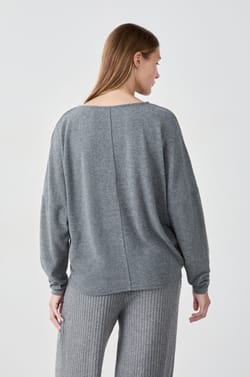 Su&eacute;ter cuello en V;${refinementColor}