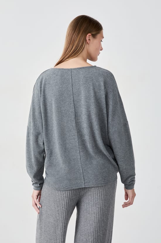 Su&eacute;ter cuello en V;${refinementColor}