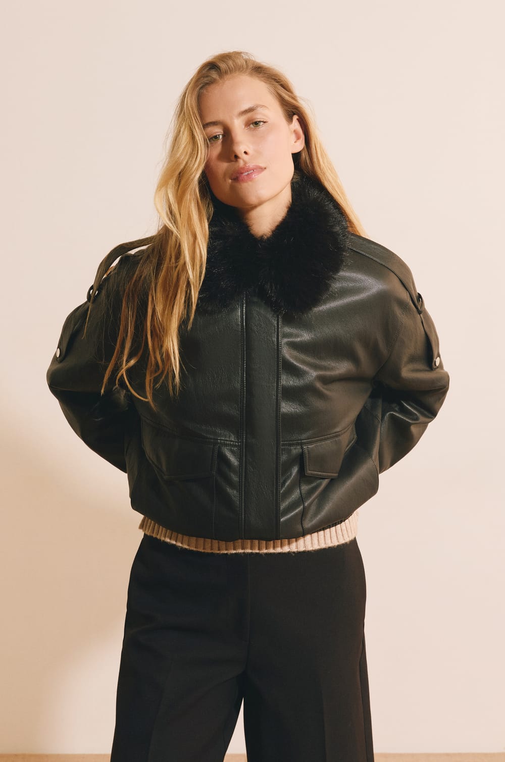 Veste courte en similicuir avec col fausse fourrure;${refinementColor}