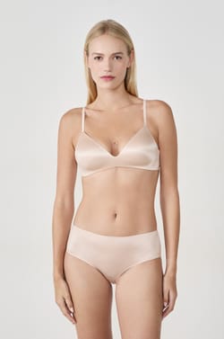Soutien-gorge triangle sans armatures satin&eacute;;${refinementColor}