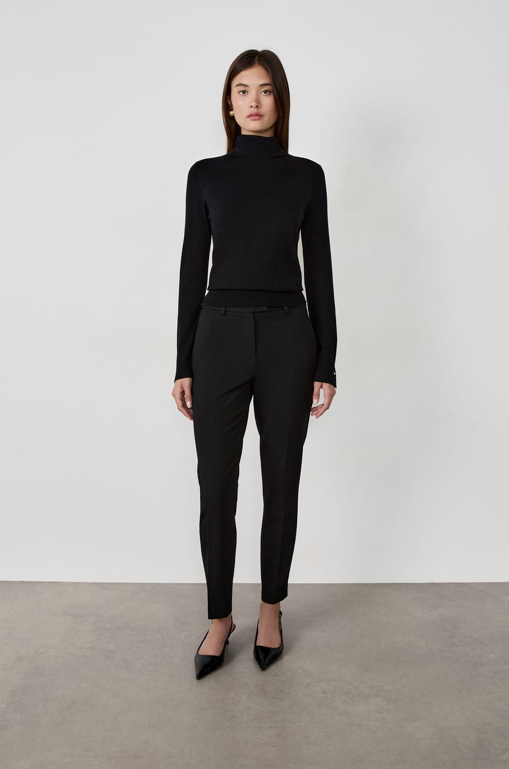 Trousers with a cigarette cut;${refinementColor}