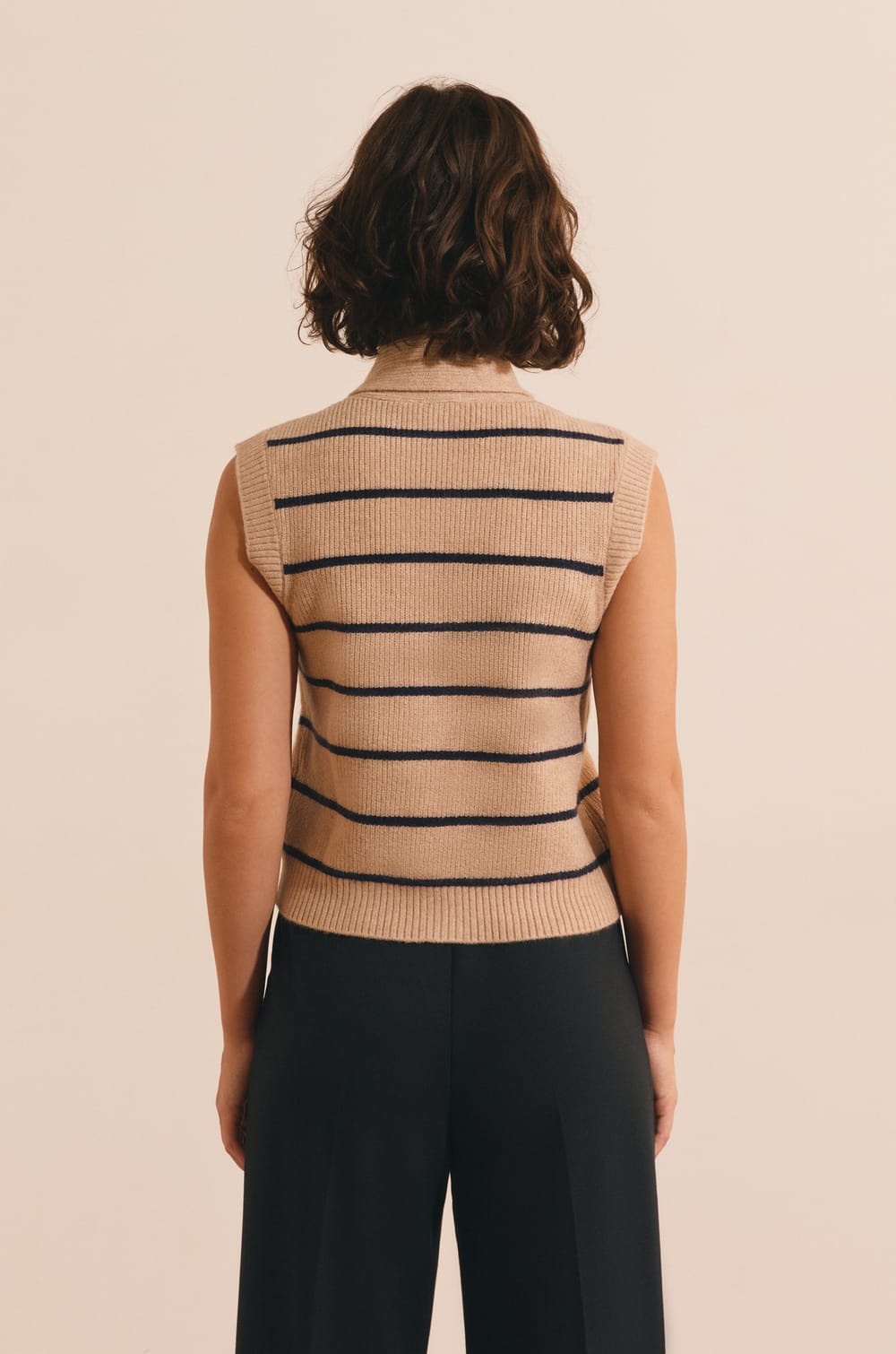 Gilet sans manches avec lien &agrave; nouer;${refinementColor}