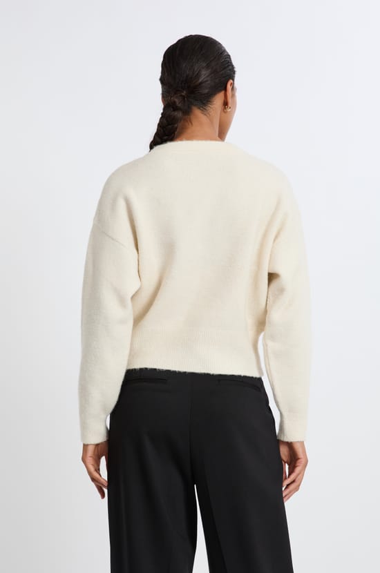Pull col V avec boutons dorés;${refinementColor}