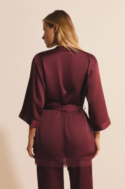 D&eacute;shabill&eacute; satin&eacute; avec d&eacute;tails dentelle;${refinementColor}