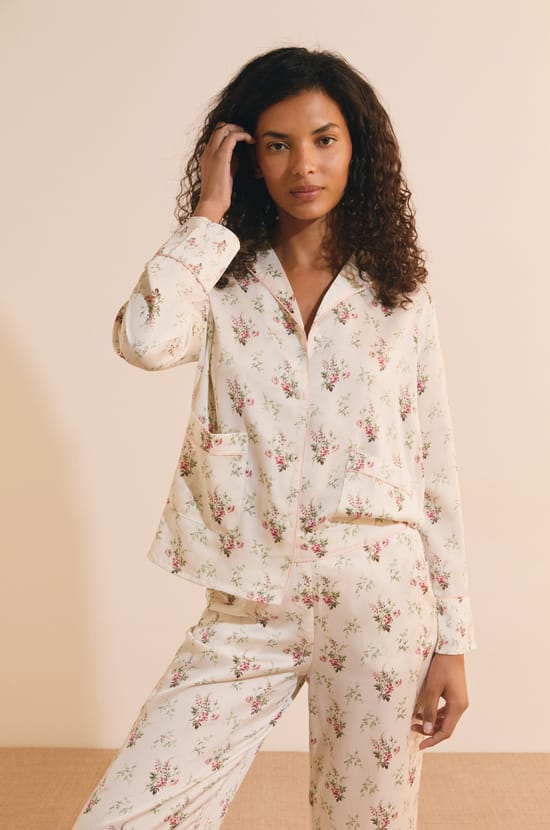 Chemise de pyjama satin&eacute;e fleurie;${refinementColor}