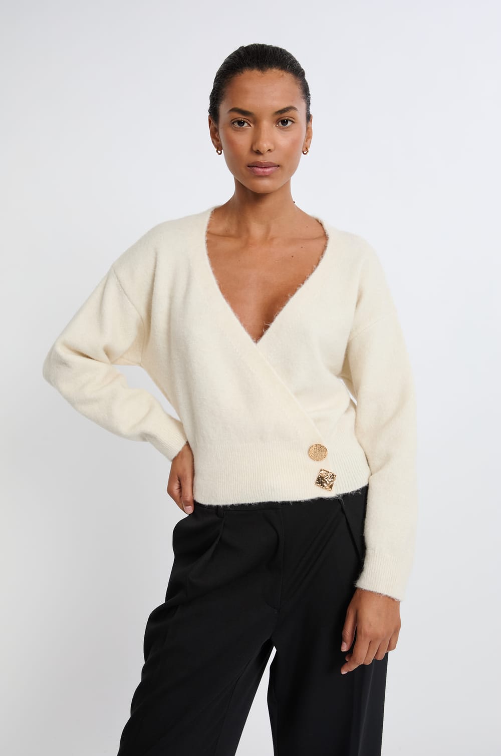 Pull col V avec boutons dorés;${refinementColor}