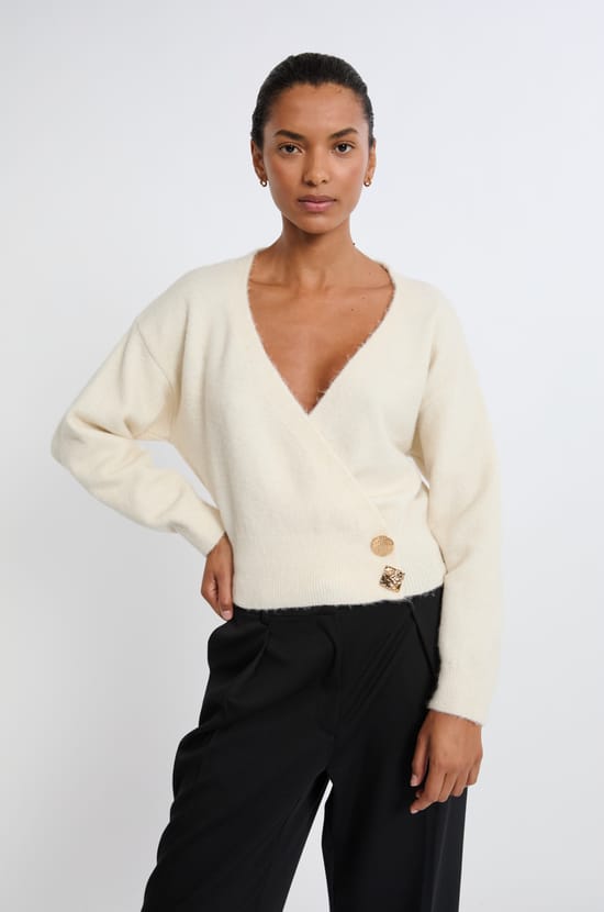 Pull col V avec boutons dorés;${refinementColor}