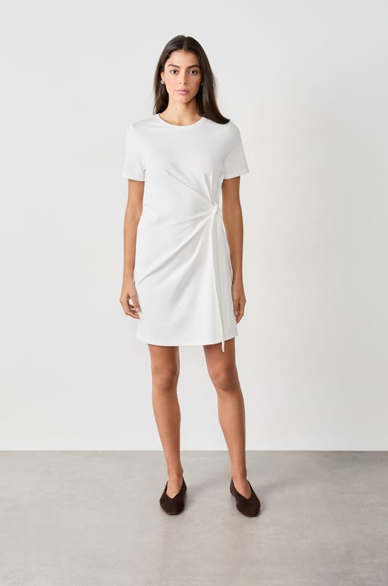 Short fluid dress;${refinementColor}