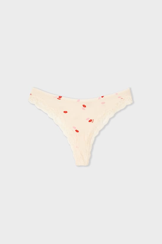 Tanga en microfibre &agrave; motifs bisous avec d&eacute;tails en dentelle;${refinementColor}