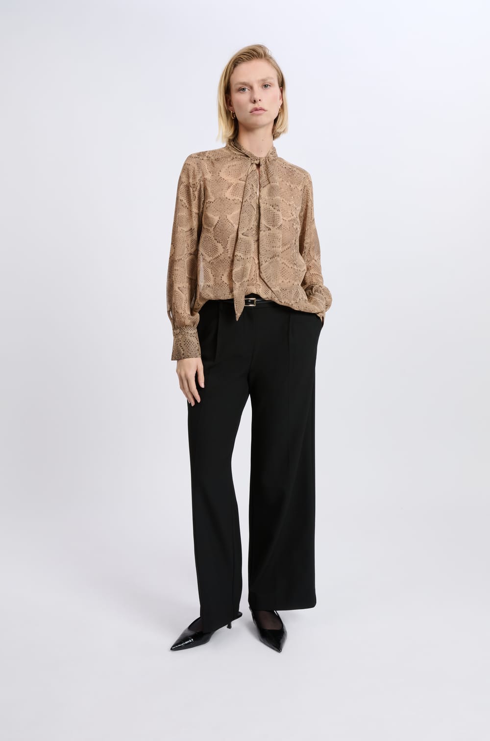 Blouse à nouer sur le devant;${refinementColor}