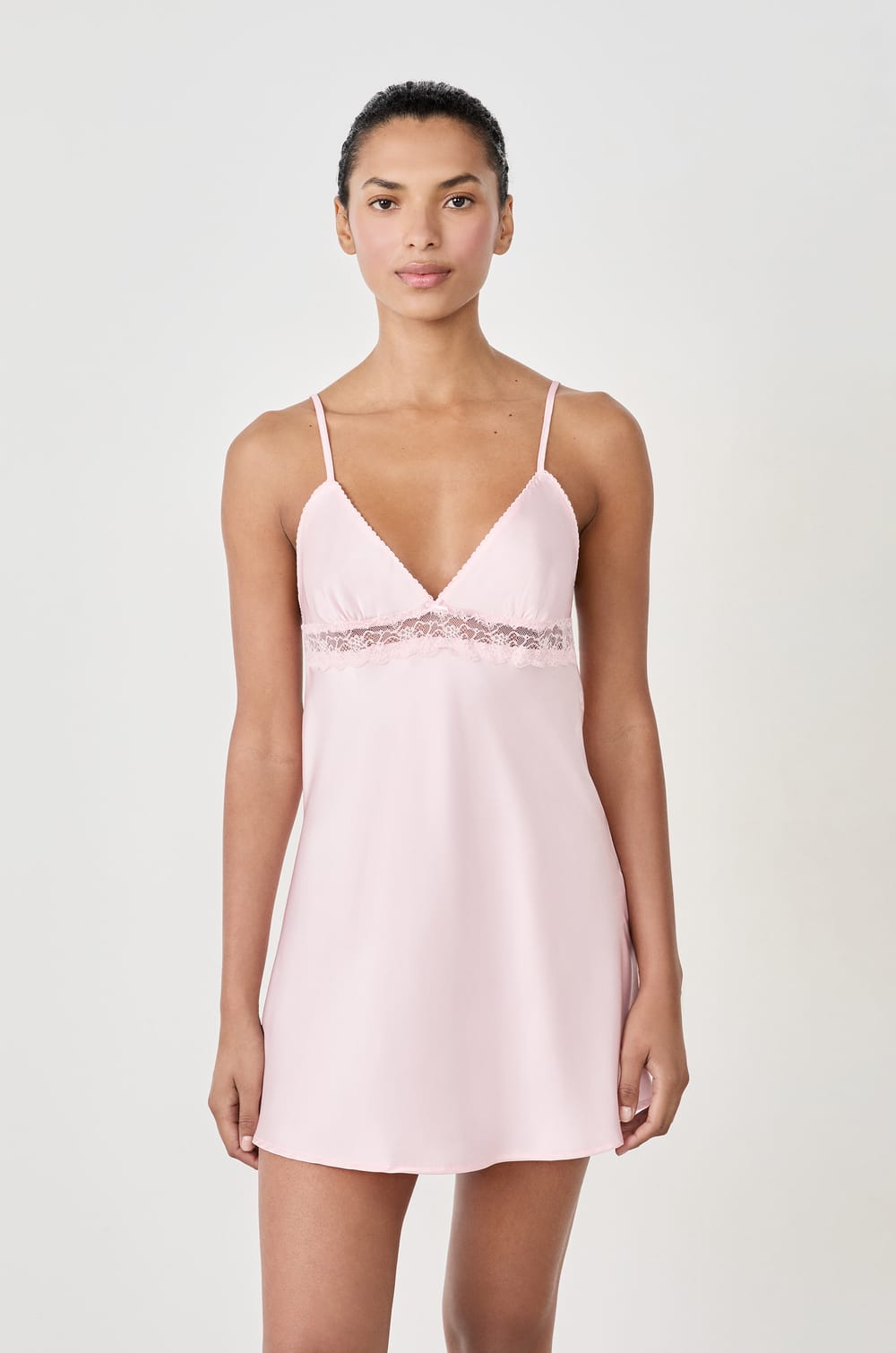 Nuisette courte satinée;${refinementColor}