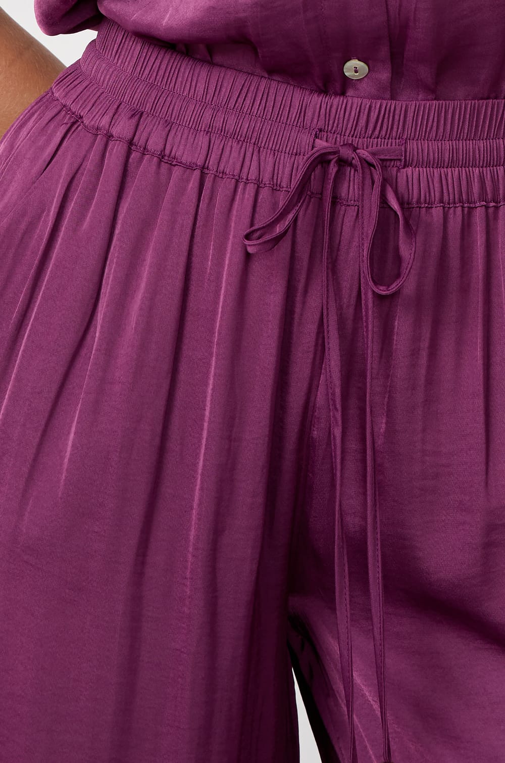 Pantalon satin&eacute; coupe large;${refinementColor}