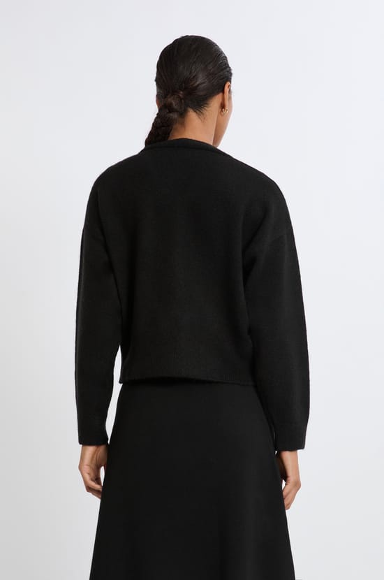 Pull col V avec boutons dorés;${refinementColor}