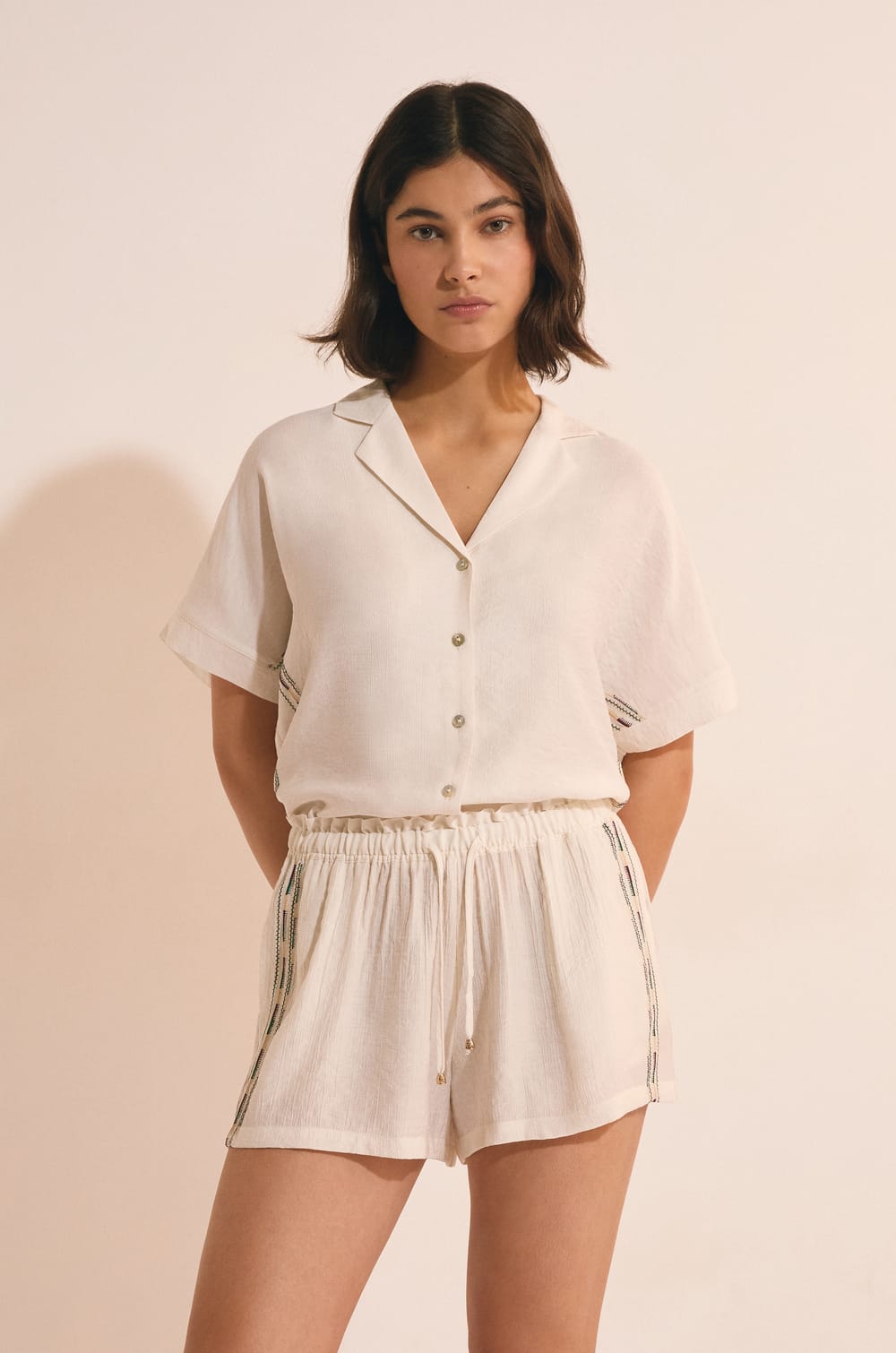 Pantal&oacute;n corto de pijama con cintura el&aacute;stica;${refinementColor}