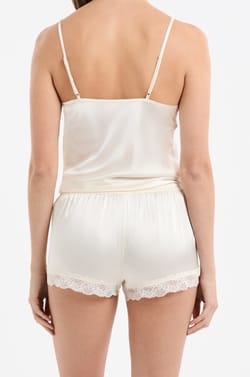Short de pyjama en soie détails dentelle;${refinementColor}