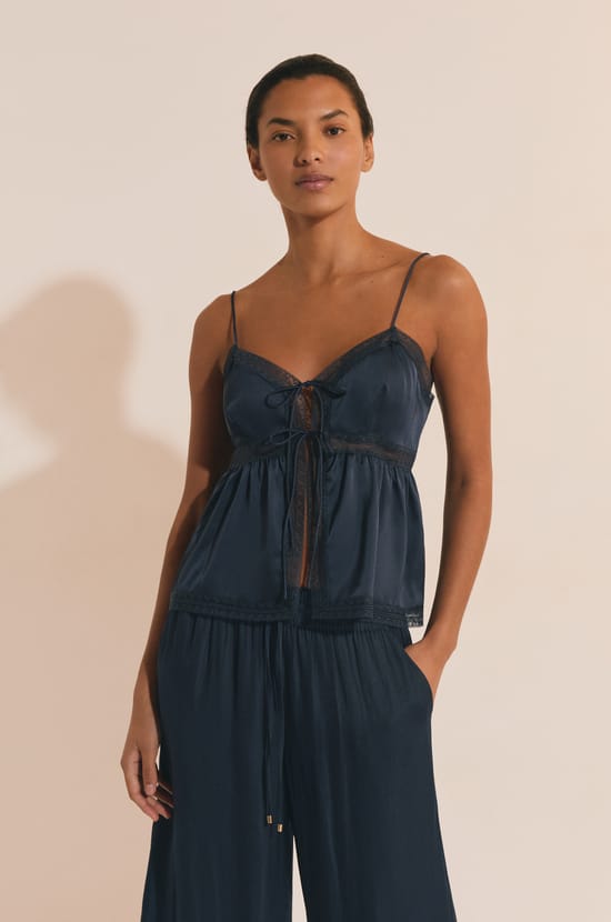 Top de pyjama satin&eacute; &agrave; n&oelig;uds;${refinementColor}