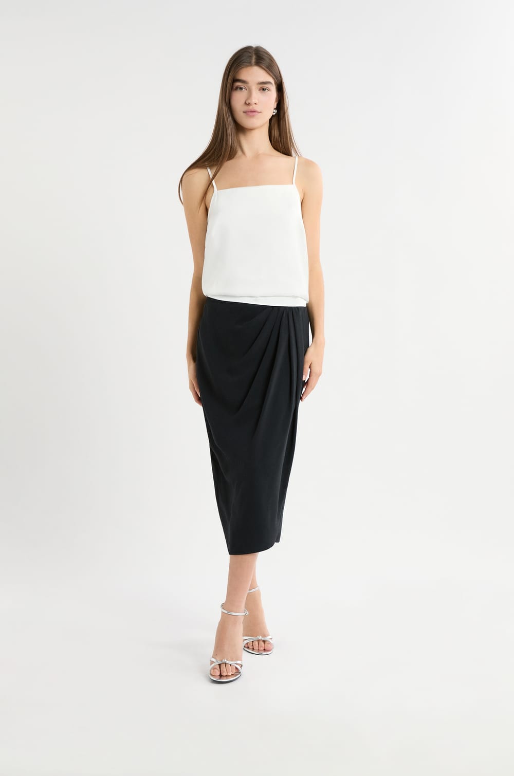 Caraco satiné à fines bretelles;${refinementColor}