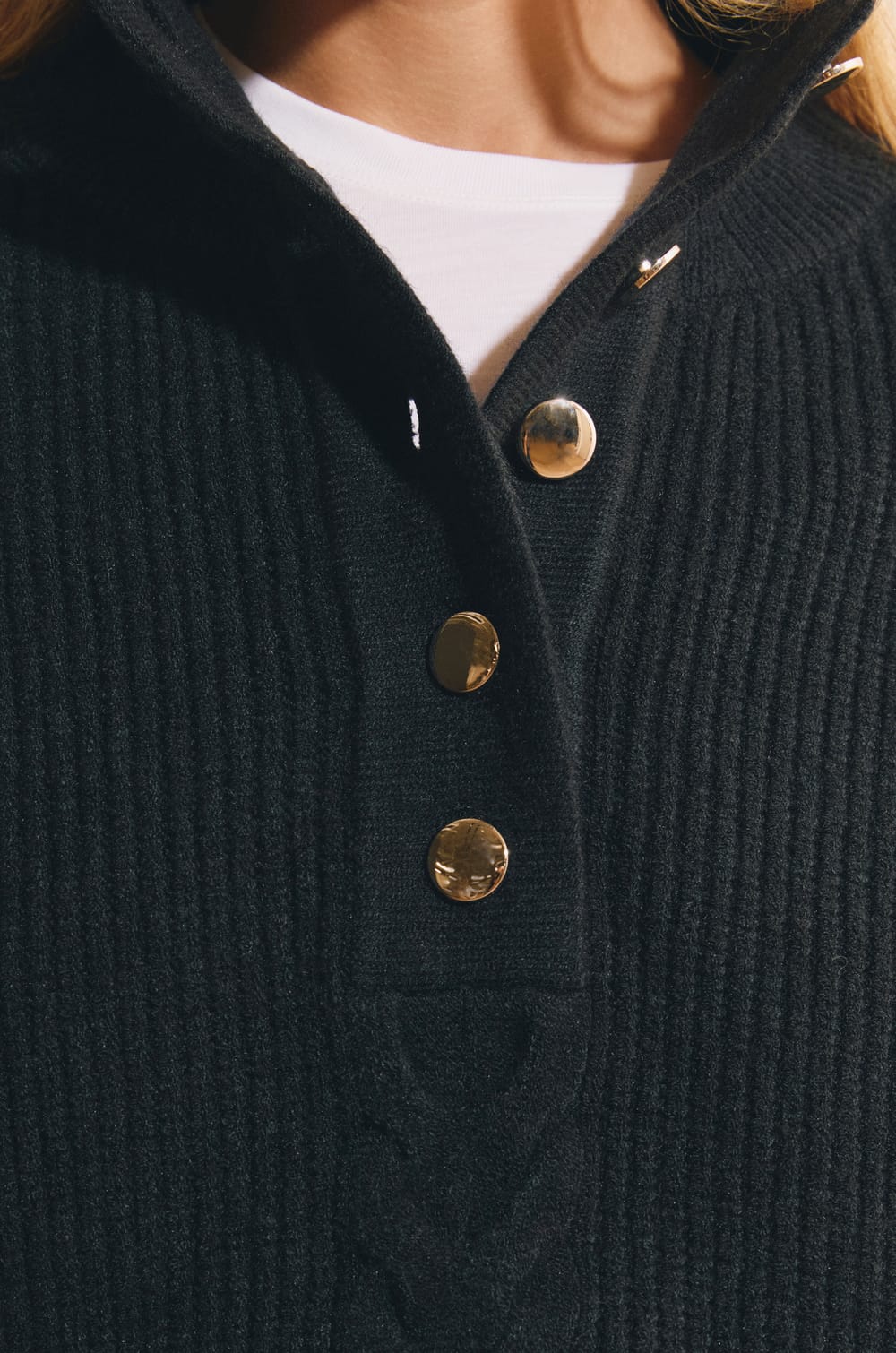 Pull manches longues avec d&eacute;tail bouton dor&eacute;;${refinementColor}