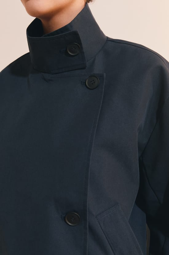 Trench court &agrave; col montant avec coton;${refinementColor}