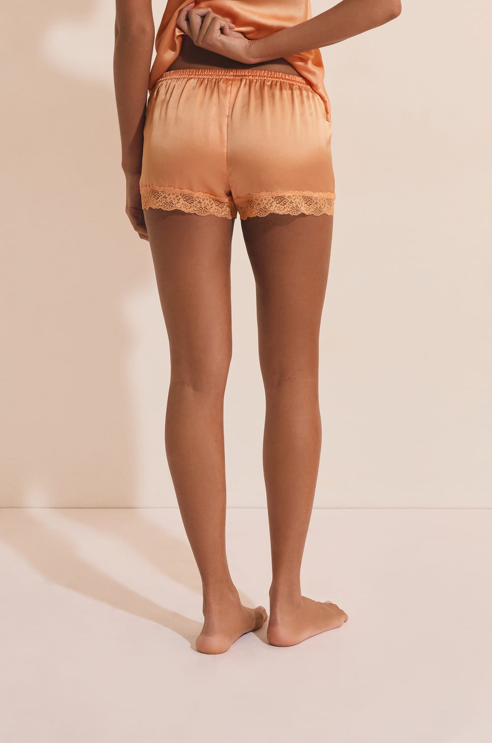 Zijden pyjamashort met kant details;${refinementColor}