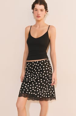 Jupe courte satin&eacute;e &agrave; pois d&eacute;tails dentelle;${refinementColor}