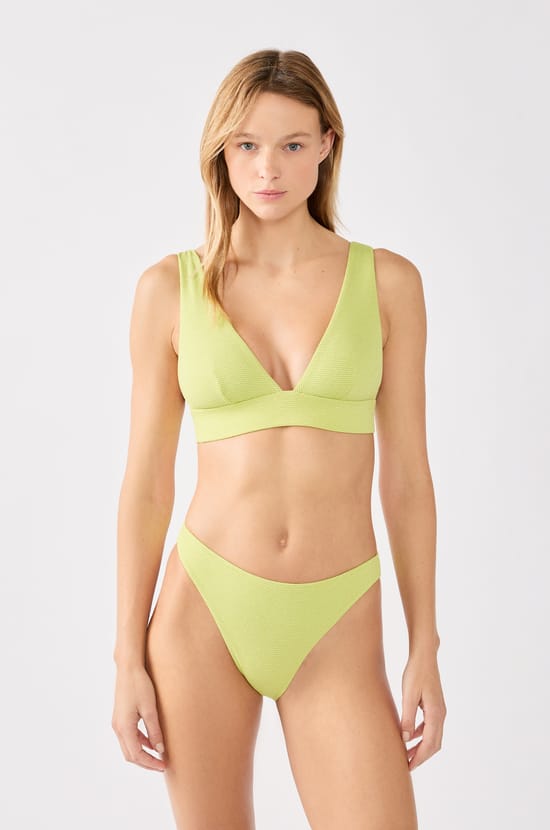 Triangel-Bikini-Top mit Wickeleffekt und glänzendem Finish;${refinementColor}