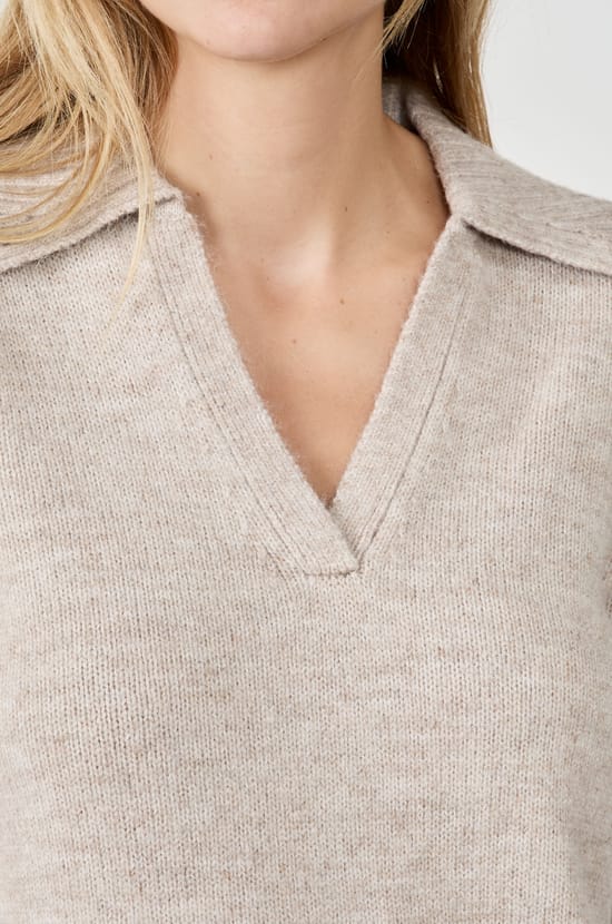 Robe pull col V;${refinementColor}
