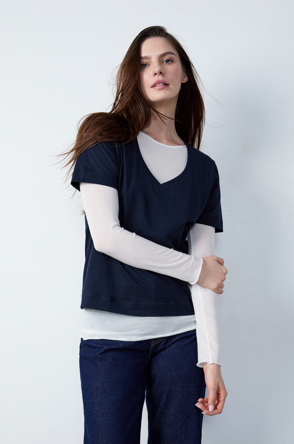 Short-sleeved V-neck T-shirt;${refinementColor}