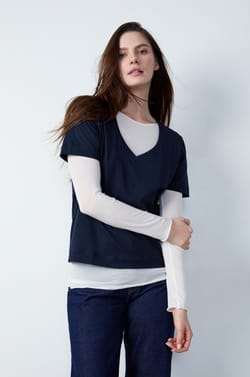 Short-sleeved V-neck T-shirt;${refinementColor}