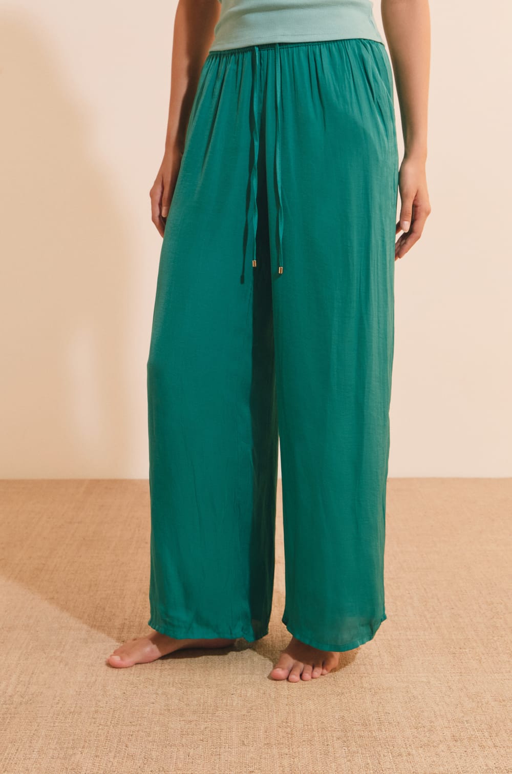 Pantalon de pyjama satin&eacute; coupe large;${refinementColor}