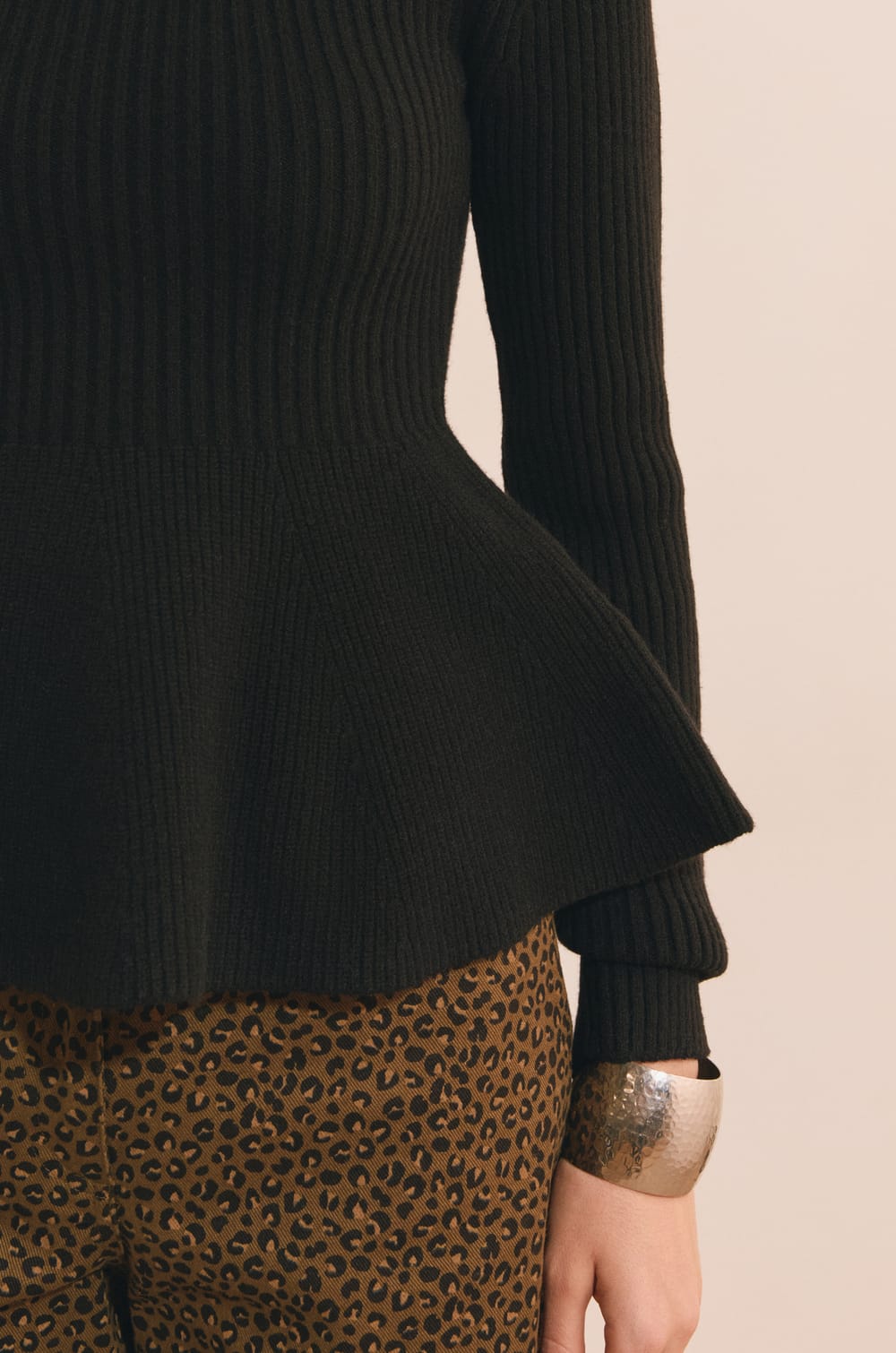 Pull manches longues &agrave; volants;${refinementColor}