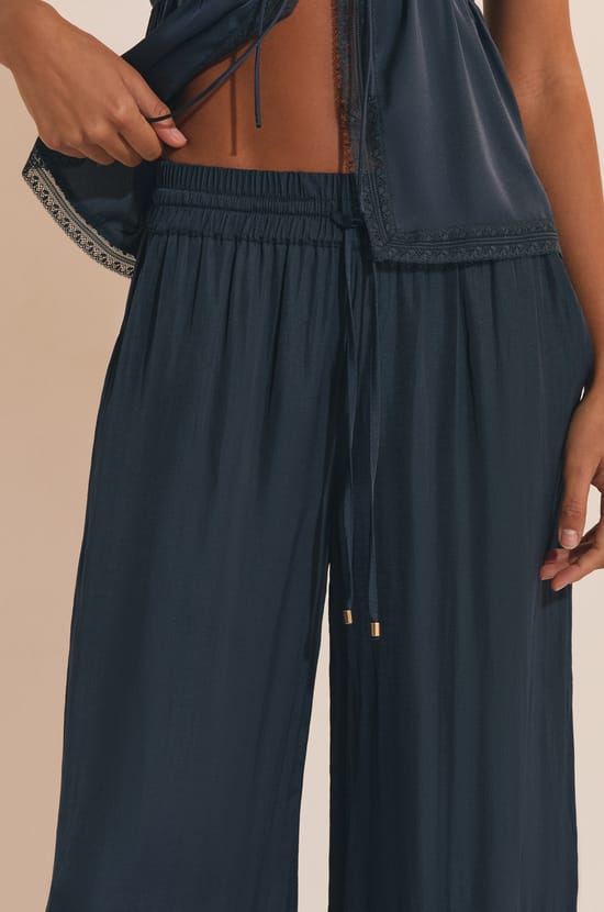 Pantalon satin&eacute; coupe large;${refinementColor}