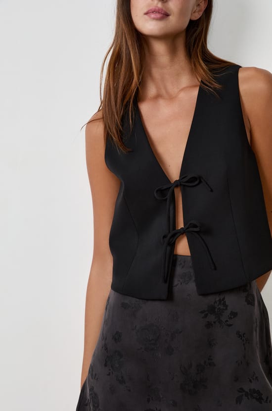 Gilet nou&eacute; sur le devant;${refinementColor}