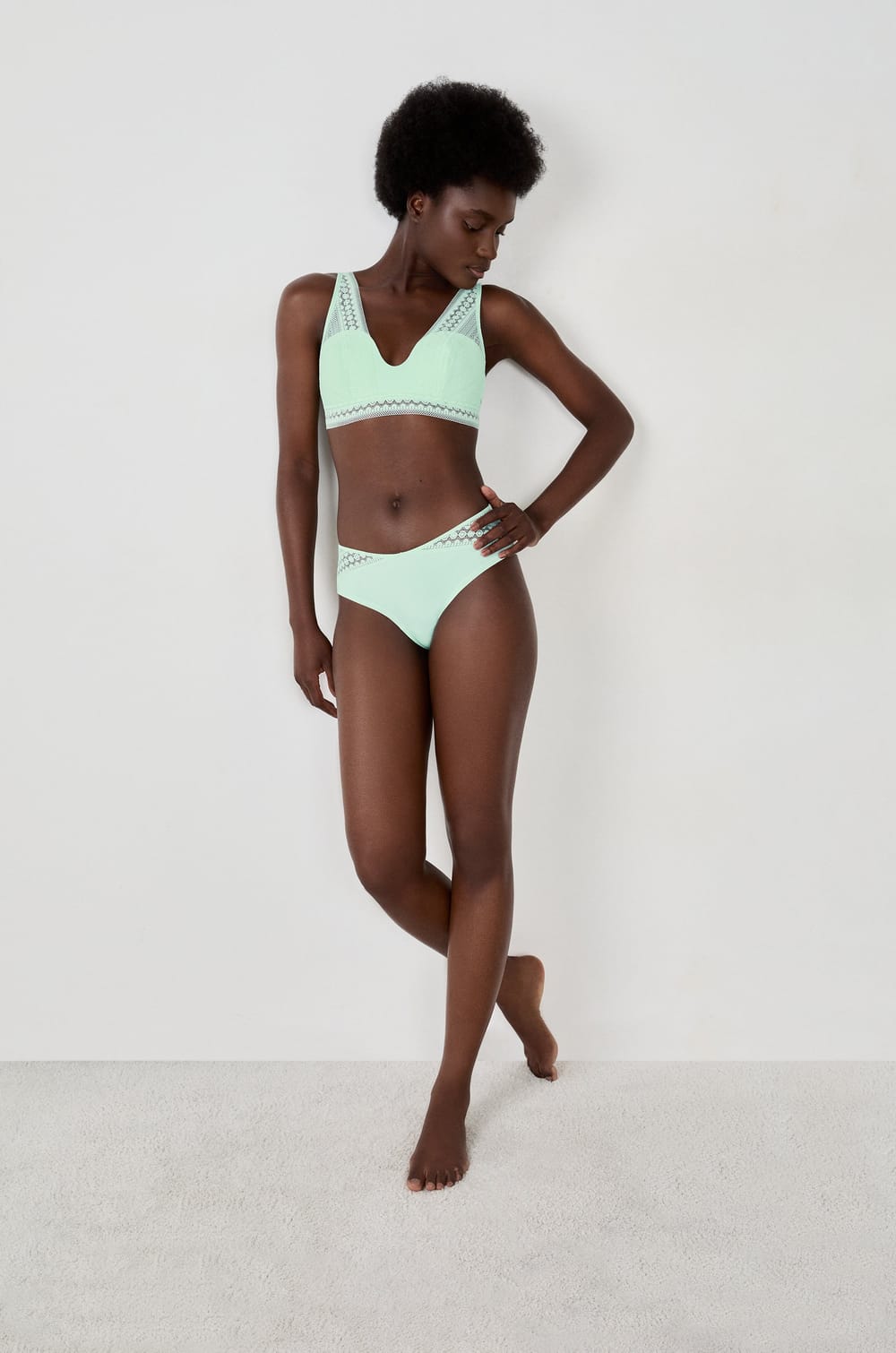 Braguita con encaje;${refinementColor}