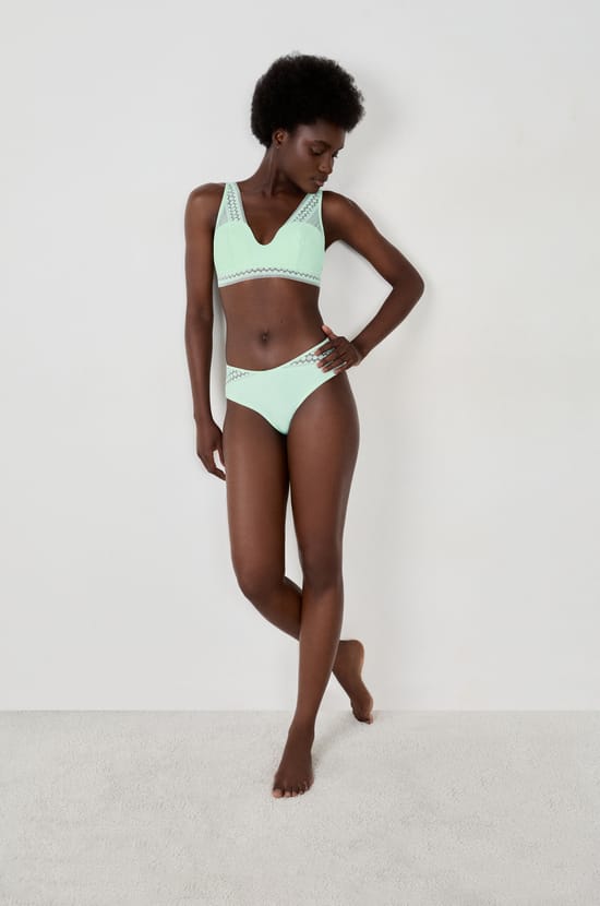 Braguita con encaje;${refinementColor}